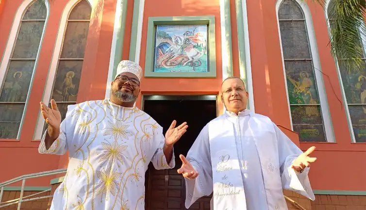 22/04/2026 - Pai Ricardo e Padre Sérgio que organizam as celebrações inter-religiosas na Igreja de São Jorge em Porto Alegre. Foto: Igreja de São Jorge/Divulgação
