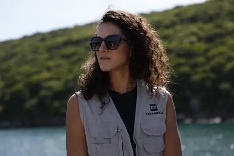 Arraial do Cabo (RJ), 13/04/2026 – A gerente de projetos de responsabilidade social da Petrobras, Ana Marcela Bergamasco, na Reserva Extrativista (RESEX) Marinha do Arraial do Cabo. Foto: Fernando Frazão/Agência Brasil