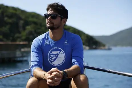 Arraial do Cabo (RJ), 13/04/2026 – O biólogo Moysés Cavichioli, coordenador do Projeto Costão Rochoso, monitora o ecossistema na Reserva Extrativista (RESEX) Marinha do Arraial do Cabo. Foto: Fernando Frazão/Agência Brasil