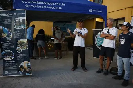 Arraial do Cabo (RJ), 13/04/2026 – O cientista do mar Yago Ferreira, do Projeto Costão Rochoso, atua com projetos educativos na Reserva Extrativista (RESEX) Marinha do Arraial do Cabo. Foto: Fernando Frazão/Agência Brasil
