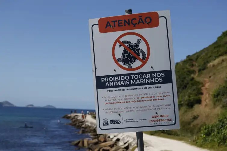 Arraial do Cabo (RJ), 14/04/2026 – Placas indicativas na Praia do Pontal, na Reserva Extrativista (RESEX) Marinha do Arraial do Cabo. Foto: Fernando Frazão/Agência Brasil