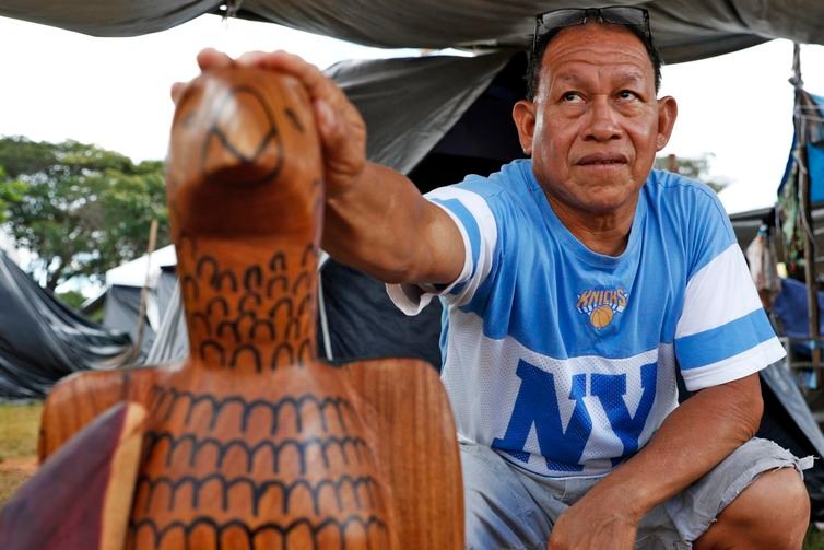 Brasília (DF), 07/04/2026 - Mazinho Naruvoto fala sobre artesanato indígena no Acampamento Terra Livre 2026. Foto: Bruno Peres/Agência Brasil