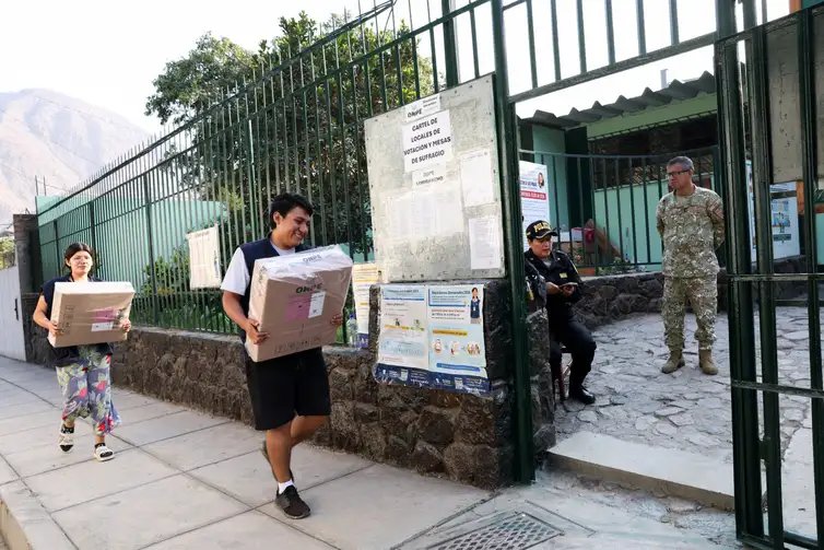 Peruvian electoral workers distribute voting materials to polling stations, as police and military personnel stand guard, ahead of the April 12 general election, in Lima, Peru, April 11, 2026. REUTERS/Manuel Orbegozo