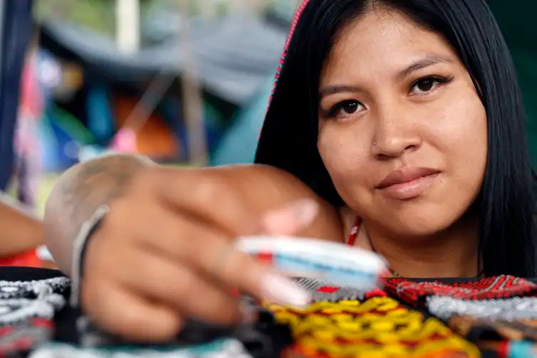 Brasília (DF), 07/04/2026 - Raira Kamaiurá fala sobre artesanato indígena no Acampamento Terra Livre 2026. Foto: Bruno Peres/Agência Brasil