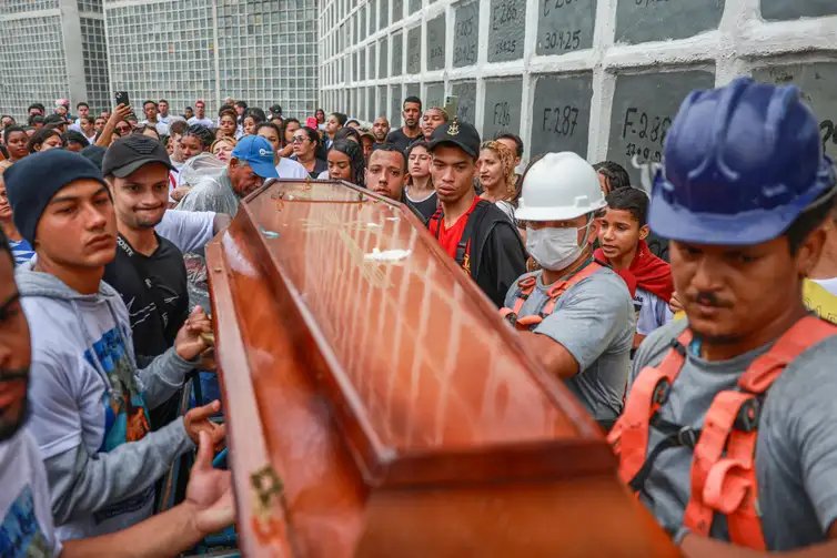 Rio de Janeiro (RJ), 31/10/2025 – Sepultamento de Ravel Rios uma das vitimas da operação contenção, no cemitério de cemitério de Inhaúma.
Foto: Joédson Alves/Agência Brasil