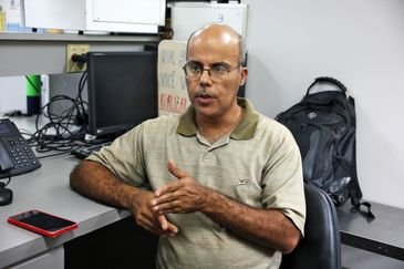 Valter Campanato/Agência Brasil Brasília (DF), 26/05/2026 - André Felipe Camaramaral, químico do laboratório de nanotecnologia da Embrapa que produz em caráter experimental substitutos veganos de carne vermelha, salmão e lula por meio de uma impressora carregada de massa feita do extrato de sementes. Foto: Valter Campanato/Agência Brasil