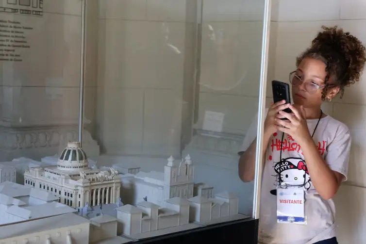 Rio de Janeiro (RJ), 05/05/2026 - Criança fotografa maquete do Palácio Tiradentes no centro histórico do Rio de Janeiro. Foto: Rovena Rosa/Agência Brasil
