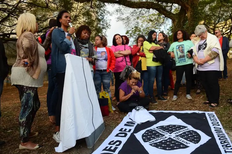 São Paulo - O movimento Mães de Maio inaugura memorial no Centro Cultural Jabaquara para lembrar o genocídio de quilombolas no local, em maio de 2006  (Rovena Rosa/Agência Brasil)