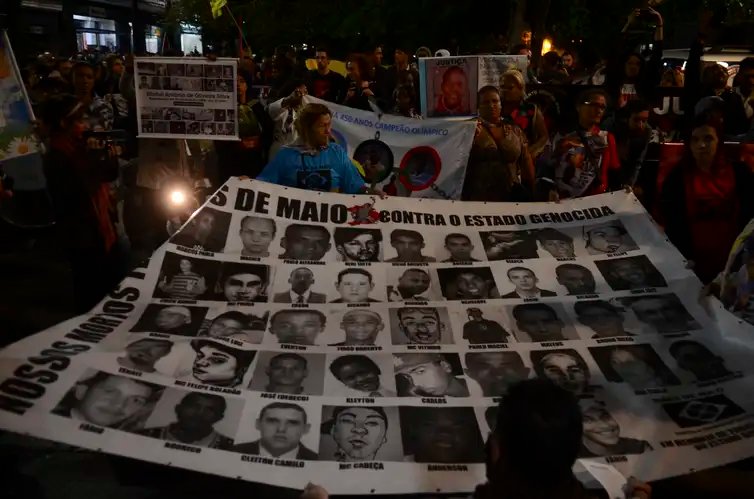 São Paulo - Uma caminhada pelas ruas do centro de São Paulo relembra os dez anos dos Crimes de Maio como ficou conhecida a série de ataques promovida por integrantes da facção criminosa Primeiro Comando da Capital  e policiais, em maio de