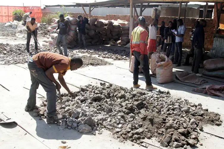 Artisanal miners work at the Tilwizembe, a former industrial copper-cobalt mine, outside of Kolwezi, the capital city of Lualaba Province in the south of the Democratic Republic of the Congo, June 11, 2016. Picture taken June 11, 2016. REUTERS/Kenny Katombe