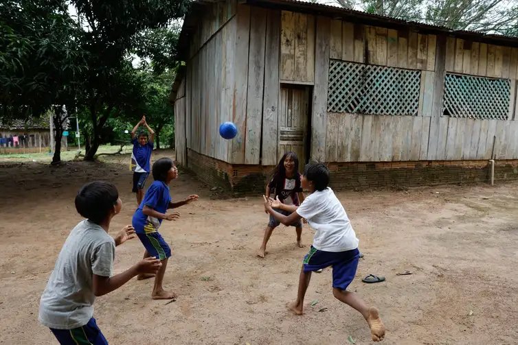 Juara (MT), 08/04/2025 – Crianças indígenas brincam com bola na aldeia Pé de Mutum, Terra Indígena Japuíra, do Povo Rikbaktsa. Foto: Fernando Frazão/Agência Brasil