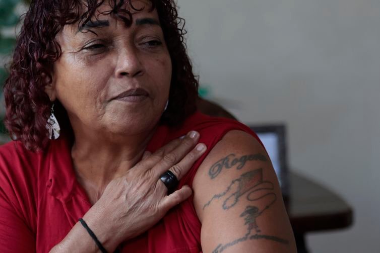 Santos (SP), 13/04/2026 - 20 anos dos crimes de Maio .  Debora Maria da Silva , mãe de Rogério, assassinado pela PM de São Paulo. Foto: Paulo Pinto/Agência Brasil