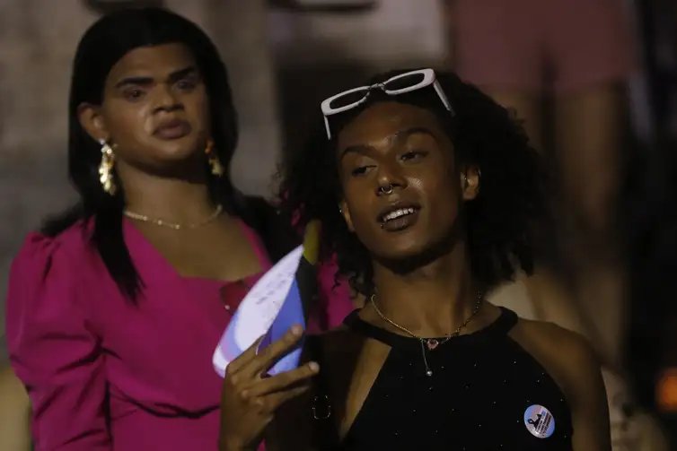 Fernando Frazão/Agência Brasil Rio de Janeiro (RJ) 17/11/2023 - Transexuais, travestis e apoiadores participam da segunda edição da Marcha Trans e Travesti, em mobilização por direitos, no centro da cidade. Foto: Fernando Frazão/Agência Brasil