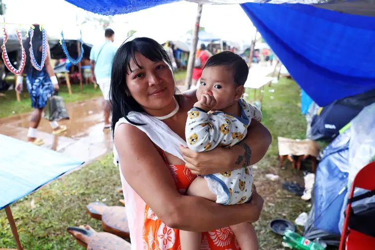 Valter Campanato/Agência Brasil Brasília (DF), 08/04/2026 - A indígena, Angélica Kalapalo, com seu filho no Acampamento Terra Livre - ATL 2026. Foto: Valter Campanato/Agência Brasil