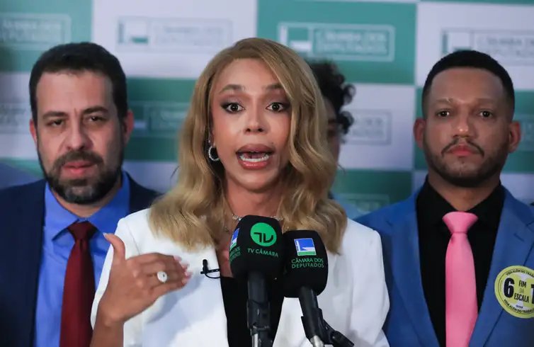 Lula Marques/Agência Brasil Brasília (DF), 25/02//2025 - Deputada federal Erika Hilton (PSOL-SP), parlamentares aliados e signatários, juntamente com representantes do Movimento Vida Além do Trabalho, durante coletiva à imprensa após protocolarem a PEC contra a Escala 6x1 . Foto: Lula Marques/Agência Brasil