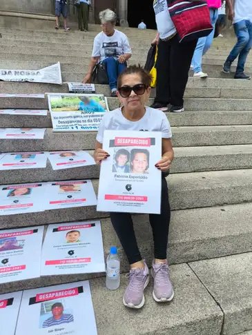 Arquivo pessoal Brasília-DF – 09/05/2026 -Mães de desaparecidos pedem visibilidade, memória e respeito
Mulheres formam grupos para gerar redes de apoio. ( Ivanise na escadaria da Sé). Foto: Arquivo pessoal