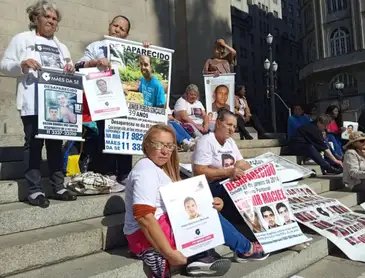 Arquivo pessoal Brasília-DF – 09/05/2026 -Mães de desaparecidos pedem visibilidade, memória e respeito
Mulheres formam grupos para gerar redes de apoio. ( Lucineide na escadaria da Sé.). Foto: Arquivo pessoal