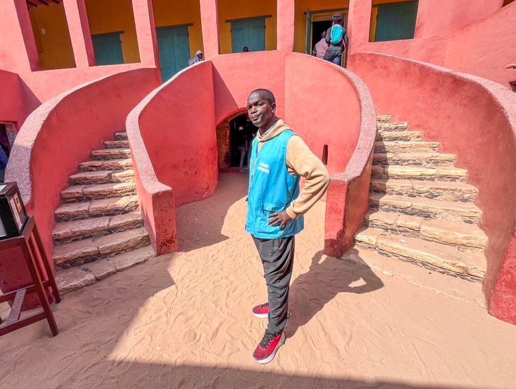 Brasília (DF), 01/05/2026 - Guia de turismo Mamadou Bailo Diallo, no museu Casa dos Escravos, na Ilha de Gorée. 
Foto: Bruno de Freitas Moura/Agência Brasil