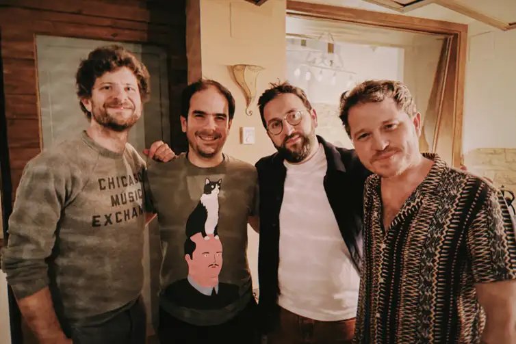 Rio de Janeiro (RJ), 27/05/2026 –  Os quatro músicos que produziram, fizeram arranjos e participaram do disco da direita para a esquerda: Gabriel Grossi, Laurent Coloundre, Michael League e Ruy López.
Foto: Universal/Divulgação