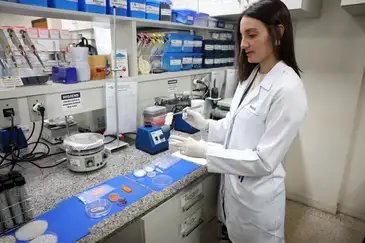Brasília (DF), 26/05/2026 - O laboratório de nanotecnologia da Embrapa produz em caráter experimental substitutos veganos de carne vermelha, salmão e lula por meio de uma impressora carregada de massa feita do extrato de sementes. Foto: Valter Campanato/Agência Brasil