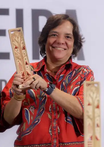 Valter Campanato/Agência Brasil 11/06/2026 - Brasília - Premiação do Concurso, após cerimônia de homenagem a Dom Phillips e Bruno Pereira. Na foto a fotógrafa da Agência Brasil, Tânia Rego. Foto: Valter Campanato/Agência Brasil
