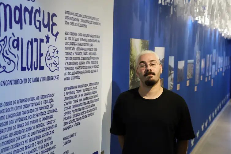 Rio de Janeiro, 25/06/2026 - O artista Affonso Dalua inaugura a exposição Do Mangue à Lage nesta sexta (dia 26) na Galeria 535, no Observatório de Favelas, Complexo da Maré. Foto: Rovena Rosa/Agência Brasil