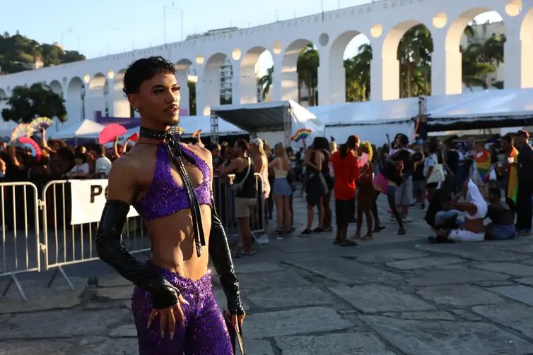 Rio de Janeiro (RJ), 28/06/2026 - 4ª edição da Parada LGBTQIAPN+ da Lapa, com o tema Nosso Orgulho Também se Defende nas Urnas, marca o Dia Internacional do Orgulho LGBTQIAPN+, nos Arcos da Lapa. Foto: Rovena Rosa/Agência Brasil