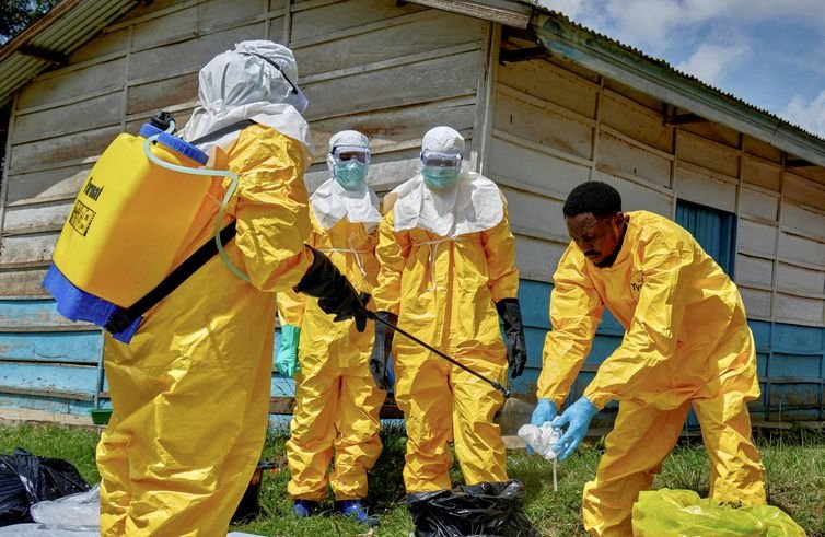 Red Cross workers disinfect after handling the body of a person who died of Ebola, as aid agencies intensify efforts to contain a new Ebola outbreak involving the Bundibugyo strain, at the Centre Medical Evangelique (CME) in Hoho commune of Bunia, Ituri province, Democratic Republic of Congo, May 21, 2026. REUTERS/Gradel Muyisa Mumbere     TPX IMAGES OF THE DAY