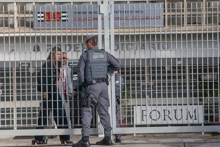 Paulo Pinto/Agência Brasil Guarulhos (SP), 22/06/2026 - Julgamento dos acusados da morte de Vinícius Gritzbach começa hoje, em Guarulhos, o julgamento dos três policiais militares acusados de matar Vinícius Gritbach, delator do PCC. Ele foi morto a tiros no aeroporto de Guarulhos em novembro de 2024. O júri começa hoje e deve seguir até sexta-feira, no Fórum da Comarca de Guarulhos. Movimento na frente do Fórum.
Foto: Paulo Pinto/Agência Brasil
