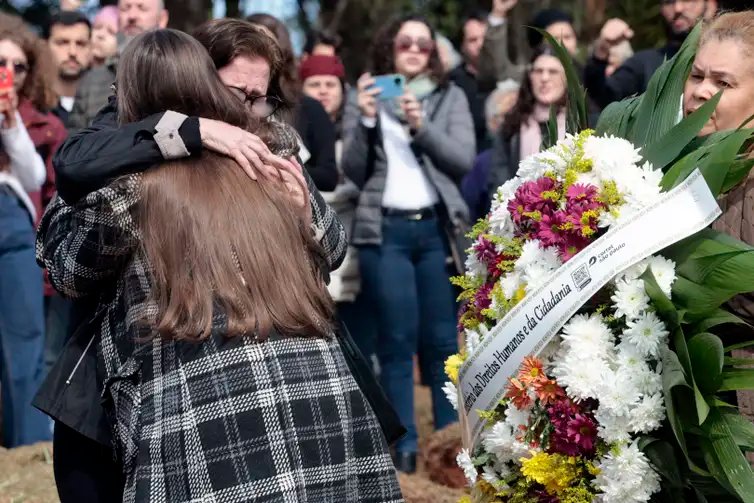 São Paulo (SP), 26/06/2026. - Cerimônia de Sepultamento de Grenaldo de Jesus Silva, no cemitério Dom Bosco em Perus.  Ato integra ações de memória, verdade e reparação conduzidas pela Comissão Especial sobre Mortos e Desaparecidos Políticos e pelo Ministério dos Direitos Humanos e da Cidadania. Foto: Paulo Pinto/Agencia Brasil