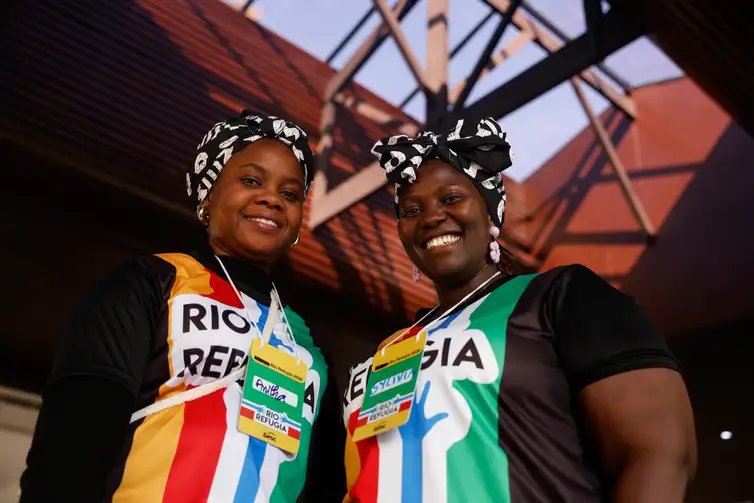 Tânia Rêgo/Agência Brasil Rio de Janeiro (RJ), 20/06/2026 - Anitha Agossou do Benin e Sylivia Koberwa, de Uganda ministram aula de turbante no evento Rio Refugia, que celebra o Dia Mundial do Refugiado. Festival multicultural promovido pelo Sesc RJ, Abraço Cultural, PARES Cáritas RJ e Feira Chega Junto, com apoio do ACNUR (Alto Comissariado das Nações Unidas para os Refugiados), no Sesc Tijuca, zona norte da cidade. Foto: Tânia Rêgo/Agência Brasil