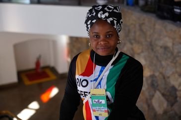 Tânia Rêgo/Agência Brasil Rio de Janeiro (RJ), 20/06/2026 - Anitha Agossou do Benin ministra aula de turbante no evento. Rio Refugia, celebra o Dia Mundial do Refugiado. Festival multicultural promovido pelo Sesc RJ, Abraço Cultural, PARES Cáritas RJ e Feira Chega Junto, com apoio do ACNUR (Alto Comissariado das Nações Unidas para os Refugiados), no Sesc Tijuca, zona norte da cidade. Foto: Tânia Rêgo/Agência Brasil