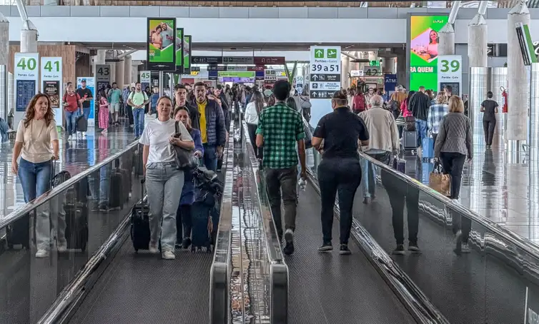Brasília (DF), 17/03/2026 – Movimentação de passageiros no Aeroporto de Brasília durante operações de embarque e desembarque. Pessoas circulam pelos terminais com bagagens enquanto aviões realizam pousos e decolagens, refletindo o fluxo intenso de viagens na capital federal.
Foto: Rafa Neddermeyer/Agência Brasil