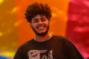 Brasília (DF), 28/06/2026 - Daymon Luis, durante entrevista para a Agência Brasil, em evento do Dia do orgulho LGBT+ no Eixão do Lazer. Foto: Marcelo Camargo/Agência Brasil