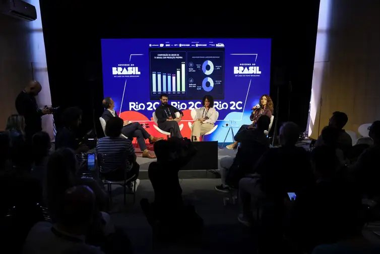 Rio de Janeiro (RJ), 28/05/2026 – A diretora-presidente da Empresa Brasil de Comunicação (EBC), Antonia Pellegrino fala durante painel Audiovisual em Toda Parte: experiências de promoção, formação de público e direito de acesso à produção brasileira, palco MinC Conecta, no Rio 2C, na Cidade das Artes, na zona oeste do Rio de Janeiro. Foto: Tomaz Silva/Agência Brasil