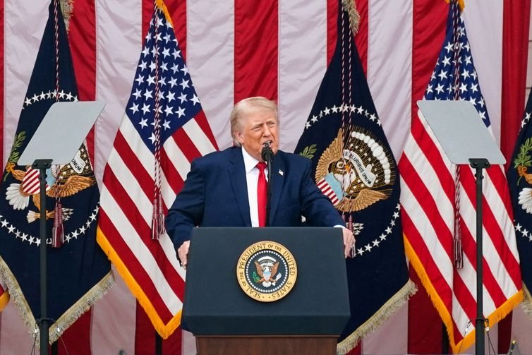 U.S. President Donald Trump delivers remarks in the Memorial Amphitheater during a Memorial Day event at Arlington National Cemetery, Arlington, Virginia, U.S., May 25, 2026. REUTERS/Nathan Howard
