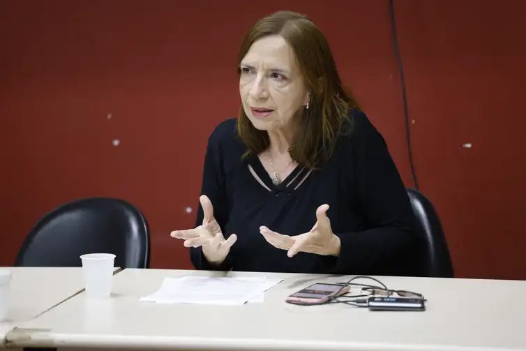 Rio de Janeiro (RJ), 24/06/2026 – A geógrafa e professora da UERJ Désirée Guichard Freire debate a restinga de Maricá, onde estão previstas obras do empreendimento Maraey, um resort, em encontro na UFRJ. Foto: Fernando Frazão/Agência Brasil