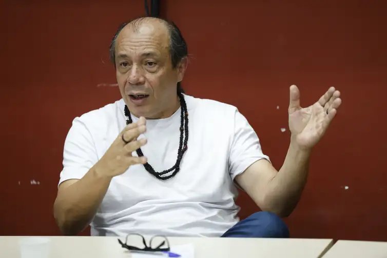 Rio de Janeiro (RJ), 24/06/2026 – O coordenador do Movimento Baía Viva, Sérgio Ricardo Potiguara, debate a restinga de Maricá, onde estão previstas obras do empreendimento Maraey, um resort, em encontro na UFRJ. Foto: Fernando Frazão/Agência Brasil