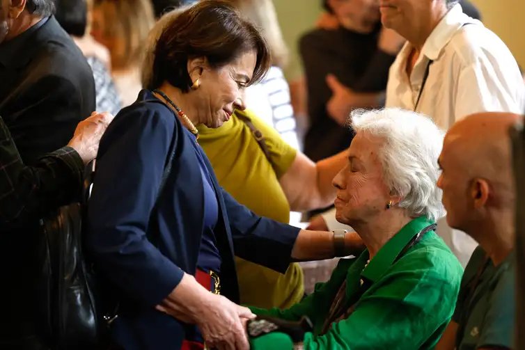 Tânia Rêgo/Agência Brasil Rio de Janeiro (RJ), 23/07/2026 - Lucy Barreto, esposa de Barretão, recebe o cumprimento de amigos no velório do cineasta Luiz Carlos Barreto, o Barretão, no Palácio da Cidade, em Botafogo, zona sul da cidade. Foto: Tânia Rêgo/Agência Brasil