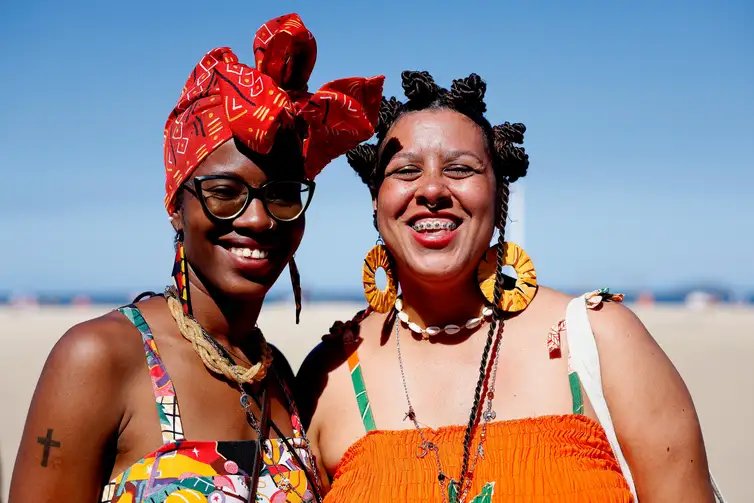 Rio de Janeiro (RJ), 26/07/2026 - O casal, Cíntia Garcia e Laisse Santos, de Maricá, participam da XII Marcha das Mulheres Negras do Rio de Janeiro, na orla de Copacabana. Mobilização integra a 12ª edição do Julho das Pretas e reúne organizações de mulheres negras em defesa da democracia, do combate ao racismo, da reparação e do bem viver. Foto: Tânia Rêgo/Agência Brasil