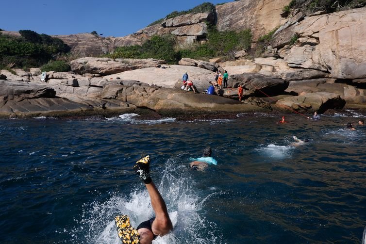 Tânia Rêgo/Agência Brasil Rio de Janeiro (RJ), 28/06/2026 - Desembarque molhado para a trilha na Comprida. O Monumento Natural das Ilhas Cagarras (MONA Cagarras), Unidade de Conservação gerida pelo Instituto Chico Mendes de Conservação da Biodiversidade (ICMBio), celebra a abertura da Trilha da Comprida: a primeira trilha insular dentro de uma Unidade de Conservação no Rio de Janeiro e o primeiro trecho oceânico da Trilha Transcarioca. Foto: Tânia Rêgo/Agência Brasil