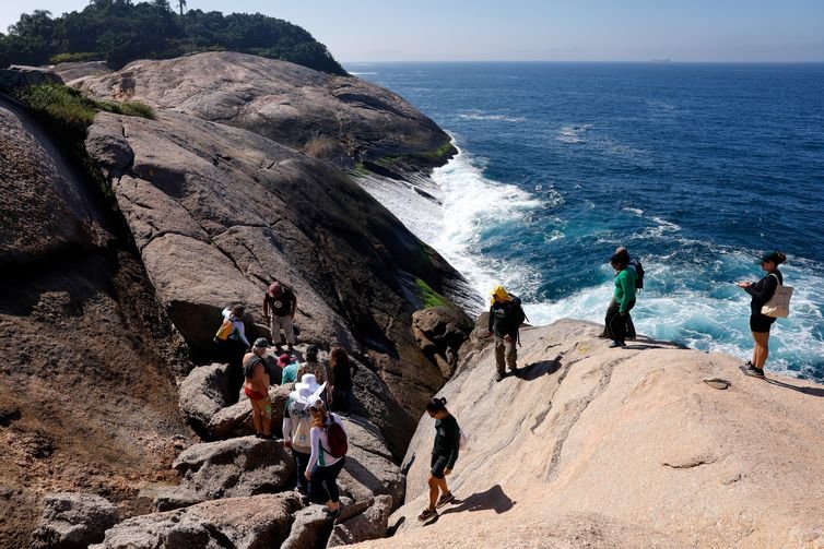 Tânia Rêgo/Agência Brasil Rio de Janeiro (RJ), 28/06/2026 - O Monumento Natural das Ilhas Cagarras (MONA Cagarras), Unidade de Conservação gerida pelo Instituto Chico Mendes de Conservação da Biodiversidade (ICMBio), celebra a abertura da Trilha da Comprida: a primeira trilha insular dentro de uma Unidade de Conservação no Rio de Janeiro e o primeiro trecho oceânico da Trilha Transcarioca. Foto: Tânia Rêgo/Agência Brasil