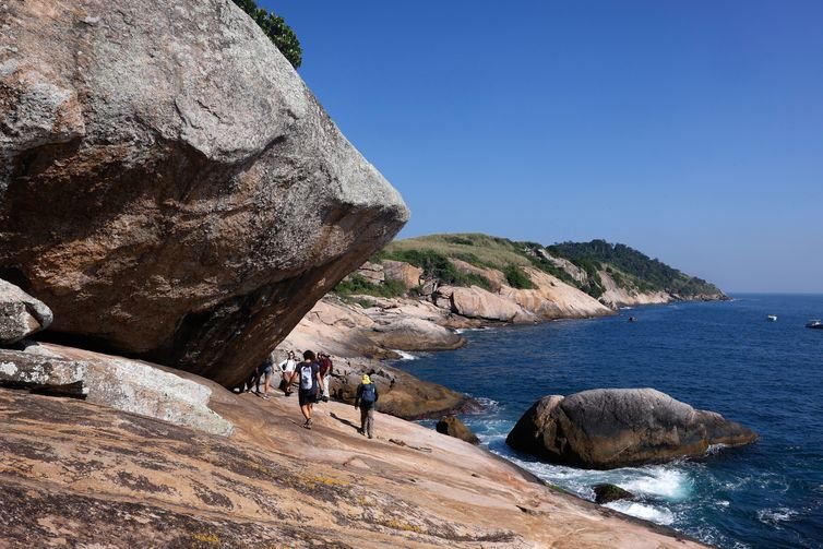 Tânia Rêgo/Agência Brasil Rio de Janeiro (RJ), 28/06/2026 - O Monumento Natural das Ilhas Cagarras (MONA Cagarras), Unidade de Conservação gerida pelo Instituto Chico Mendes de Conservação da Biodiversidade (ICMBio), celebra a abertura da Trilha da Comprida: a primeira trilha insular dentro de uma Unidade de Conservação no Rio de Janeiro e o primeiro trecho oceânico da Trilha Transcarioca. Foto: Tânia Rêgo/Agência Brasil