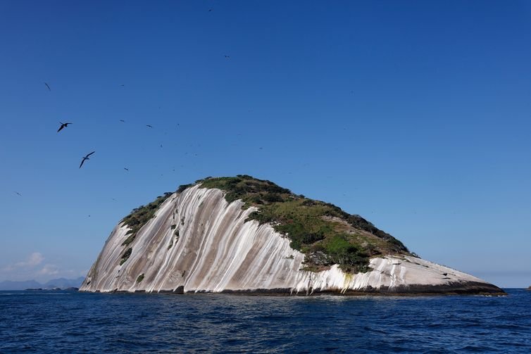 Tânia Rêgo/Agência Brasil Rio de Janeiro (RJ), 28/06/2026 - Ilha da Cagarra com suas manchas caracteristicas. O Monumento Natural das Ilhas Cagarras (MONA Cagarras), Unidade de Conservação gerida pelo Instituto Chico Mendes de Conservação da Biodiversidade (ICMBio), celebra a abertura da Trilha da Comprida: a primeira trilha insular dentro de uma Unidade de Conservação no Rio de Janeiro e o primeiro trecho oceânico da Trilha Transcarioca. Foto: Tânia Rêgo/Agência Brasil