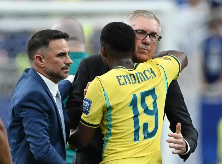 REUTERS/Annegret Hilse/Proibida reprodução Soccer Football - FIFA World Cup 2026 - Round of 32 - Brazil v Japan - Houston Stadium, Houston, Texas, U.S. - June 29, 2026 Brazil's Endrick celebrates after the match with coach Carlo Ancelotti REUTERS/Annegret Hilse