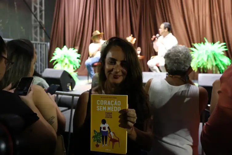 Rovena Rosa/Agência Brasil Salvador (BA), 07/08/2026 - O escritor Itamar Vieira Junior lança o livro Coração sem medo durante a 10ª Festa Literária Internacional do Pelourinho - Flipelô, no Largo do Pelourinho, centro histórico da capital baiana. Foto: Rovena Rosa/Agência Brasil