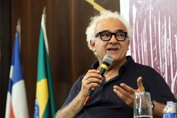 Salvador (BA), 08/08/2026 - O escritor Milton Hatoum participa da mesa A palavra, a memória e o tempo: um encontro sobre literatura, com mediação de Rodrigo Casarin, no Museu Eugênio Leal, durante a 10ª Festa Literária Internacional do Pelourinho - Flipelô. Foto: Rovena Rosa/Agência Brasil