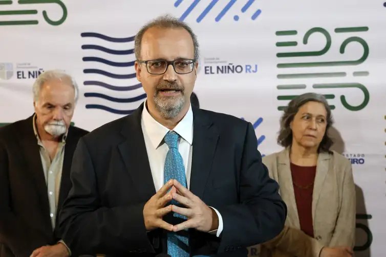 Rio de Janeiro (RJ), 20/08/2026 - O secretário de Estado de Ambiente e Sustentabilidade, Rodrigo Tostes de Alencar Mascarenhas, participa da reunião do Comitê Estadual de Enfrentamento dos Efeitos do El Niño, com participação dos secretários de Defesa Civil, Saúde, Agricultura, Pecuária, Pesca, Abastecimento e Desenvolvimento do Interior, no auditório da Universidade Estadual do Rio de Janeiro - UERJ - Teatro Odylo Costa. Foto: Rovena Rosa/Agência Brasil