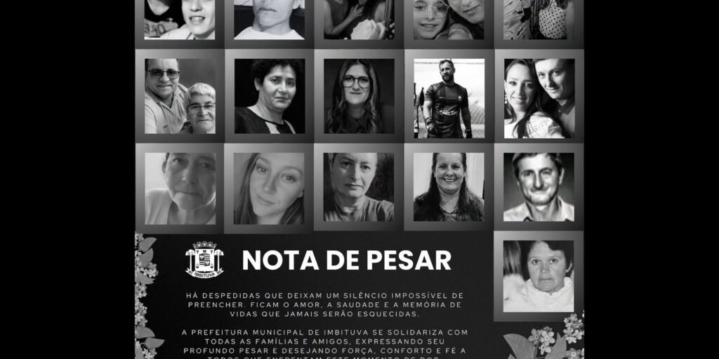 Imagem em preto e branco contendo uma nota de pesar institucional com um mosaico de retratos de várias pessoas. Na parte inferior, há o brasão do município de Imbituva ao lado do título "NOTA DE PESAR", acompanhado por flores ilustradas nos cantos. Texto contido na imagem: NOTA DE PESAR HÁ DESPEDIDAS QUE DEIXAM UM SILÊNCIO IMPOSSÍVEL DE PREENCHER. FICAM O AMOR, A SAUDADE E A MEMÓRIA DE VIDAS QUE JAMAIS SERÃO ESQUECIDAS. A PREFEITURA MUNICIPAL DE IMBITUVA SE SOLIDARIZA COM TODAS AS FAMÍLIAS E AMIGOS, EXPRESSANDO SEU PROFUNDO PESAR E DESEJANDO FORÇA, CONFORTO E FÉ A TODOS QUE ENFRENTAM ESTE MOMENTO DE DOR.