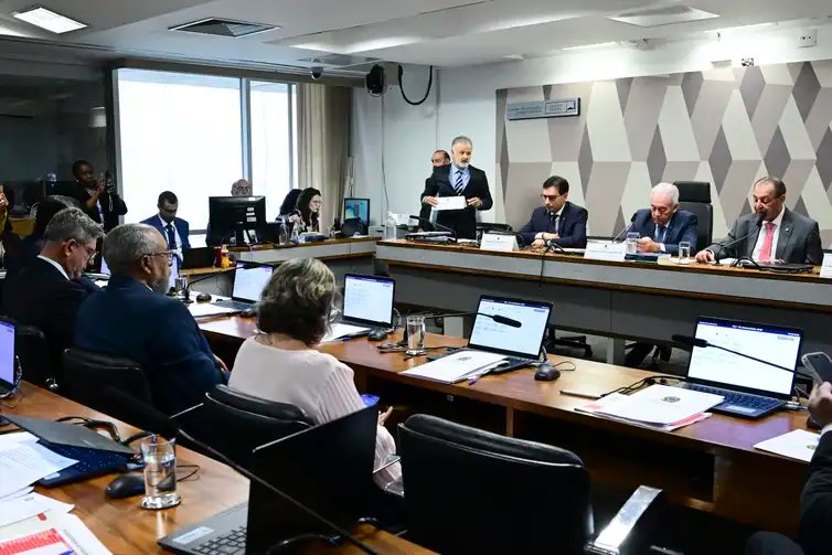 CCJ - Comissão de Constituição, Justiça e Cidadania
Comissão de Constituição, Justiça e Cidadania (CCJ) realiza reunião para analisar a PEC do fim da escala 6x1. A Proposta de Emenda à Constituição 221/2019 prevê dois dias de repouso semanal remunerado e reduz a carga horária máxima de trabalho semanal de 44 para 40 horas, sem redução de salário. Ainda na pauta, a votação da PEC 18/2025, a chamada “PEC da Segurança Pública”, que prevê integração dos órgãos de segurança pública e mais recursos para o setor.

 

Mesa:

relator da PEC 221/2019 na Câmara dos Deputados, deputado Leo Prates (Republicanos-BA);

presidente da CCJ, senador Otto Alencar (PSD-BA);

relator da PEC 221/2019, senador Omar Aziz (PSD-AM);

vice-presidente da CCJ, senador Vanderlan Cardoso (PSD-GO).

 

Bancada:

senadora Teresa Leitão (PT-PE);

senador Paulo Paim (PT-RS);

senador Rogério Carvalho (PT-SE);

senador Weverton (PDT-MA).

 

Foto: Geraldo Magela/Agência Senado